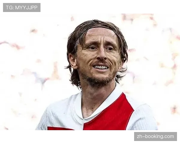 特写：38岁的莫德里奇在比赛第85分钟，依然指挥队友进行前场压迫