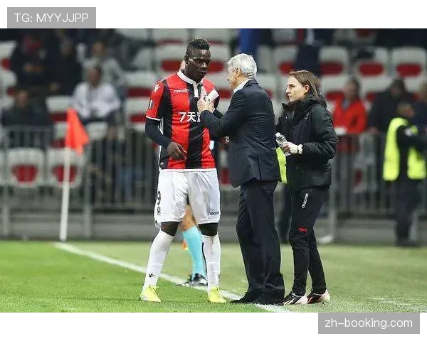 更衣室故事：揭秘老将罗伊斯如何在训练中指导年轻队友阅读转换时机